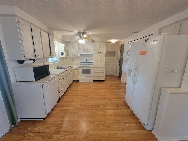 Building Photo - 4010 Cluster Dr