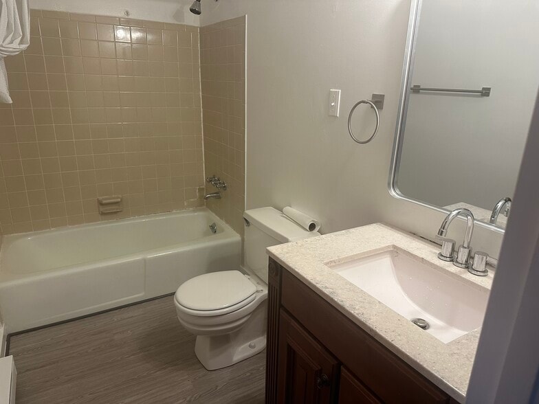 Building Photo - 421 Bethlehem Ct