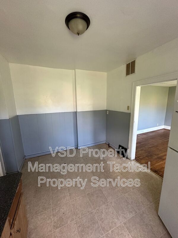 Building Photo - 3281 E 143rd St