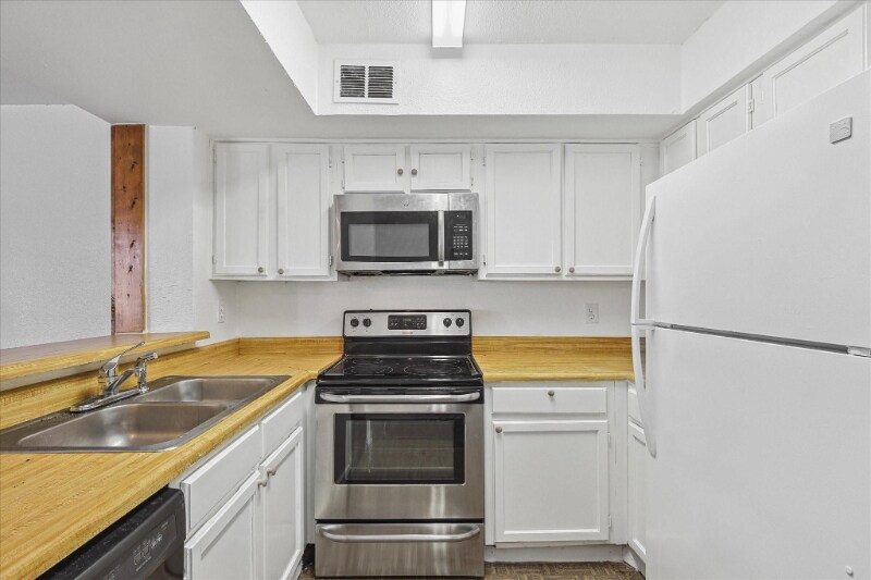 Building Photo - 9821 Walnut St