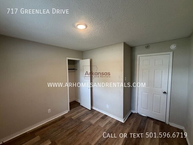 Building Photo - 717 Greenlea Dr