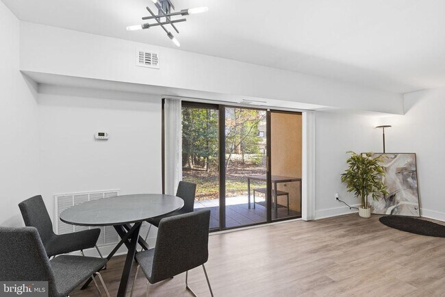 Building Photo - 11647 Stoneview Square