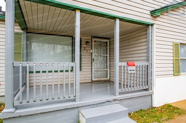 Building Photo - 2206 NW 19th St