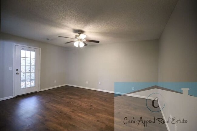 Building Photo - Beautifully renovated 4 bed / 1 bath duple...