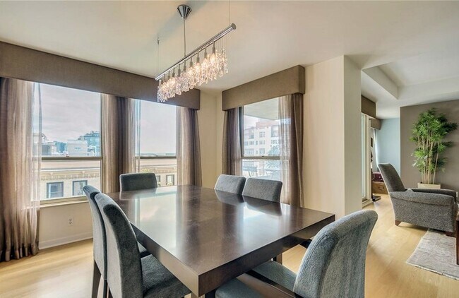 Building Photo - Spacious condo at the iconic Watermark Towers