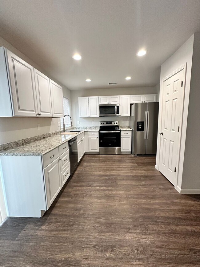 Building Photo - MP133 - 14410-14412 E Heroy