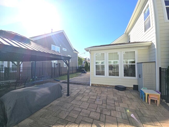 Building Photo - 1129 Flower St