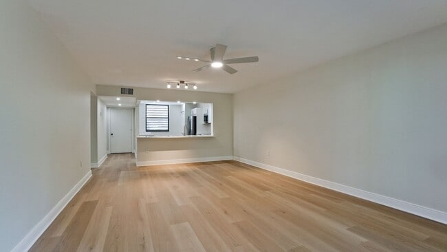 Building Photo - 542 Lakeside Dr