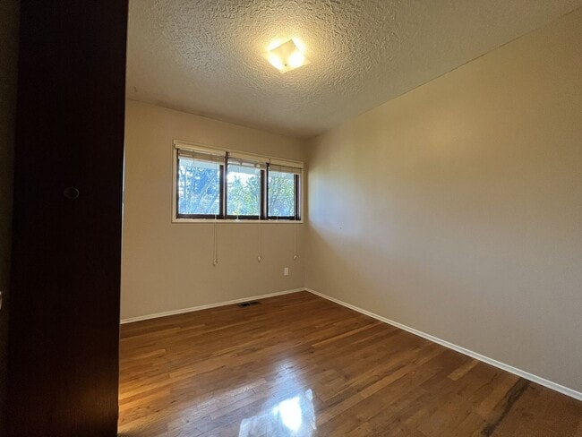 Building Photo - Classic Comfort: 3-Bed, 1.5-Bath Home with Covered Patio & Deck