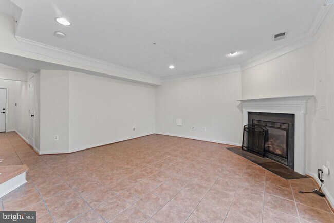Building Photo - 702 Anoosh Ct