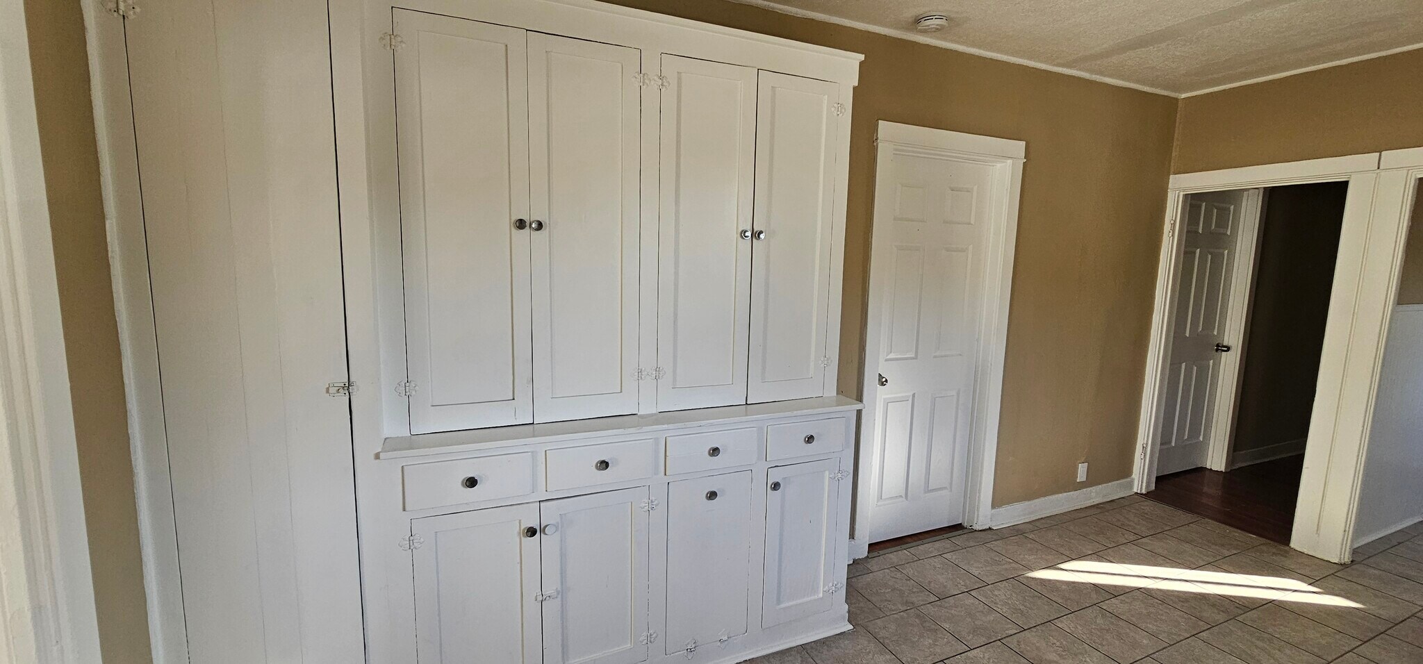 Building Photo - 522 W Florence Ave