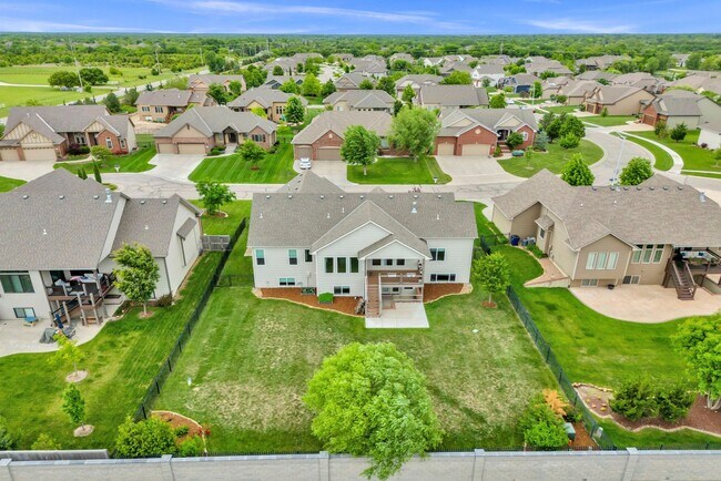 Building Photo - Luxury Home - Month-to-Month or 6-month Le...