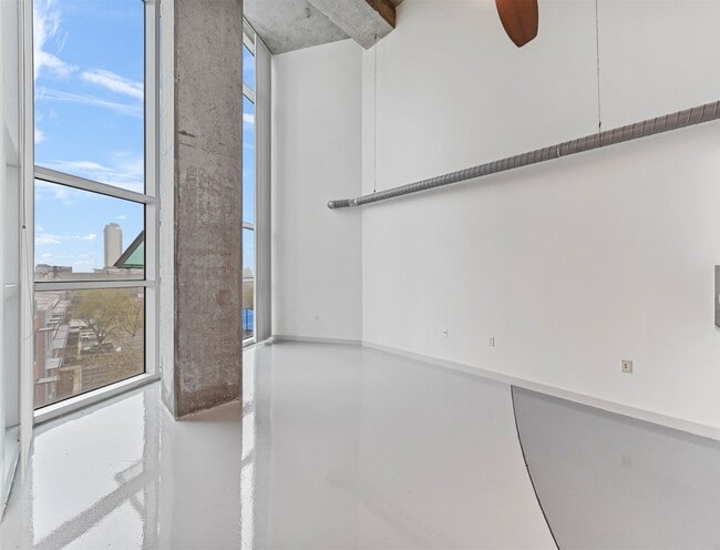 Building Photo - 2000 Bagby St