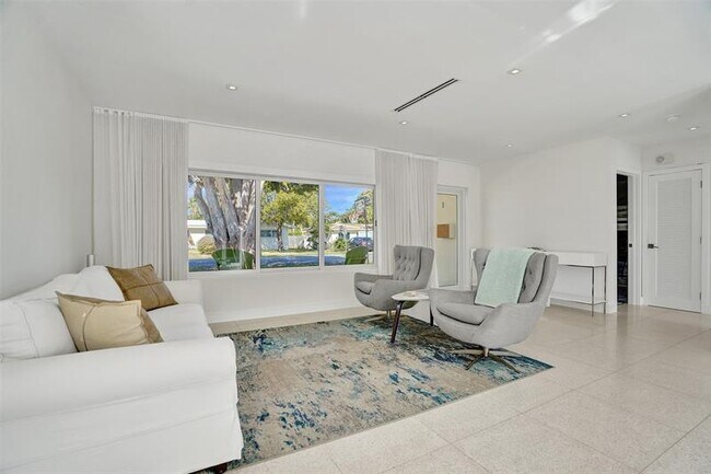 Building Photo - 2514 Yacht Club Blvd