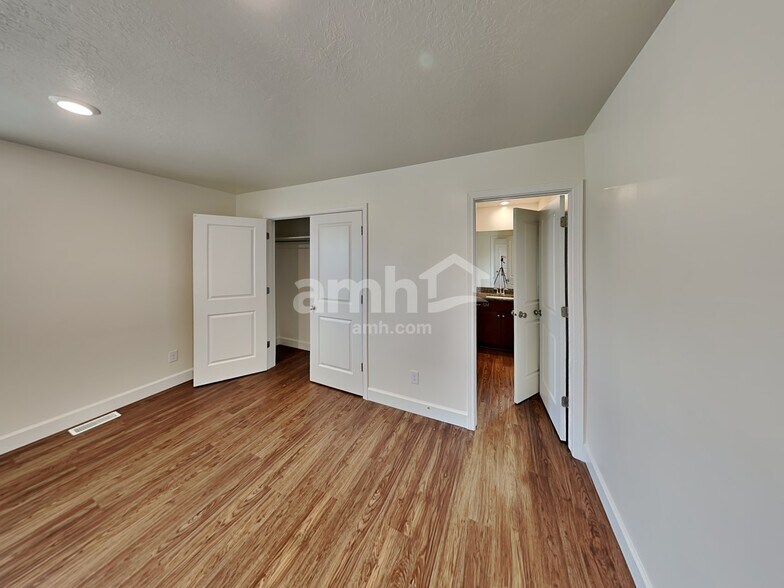 Building Photo - 2054 E Silverado Ln