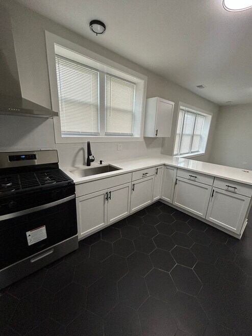 Building Photo - 1110 W Marquette Rd