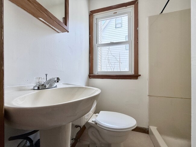 Building Photo - FOR RENT- Spacious 4 Bedroom 2 Bath Home in Penns Grove $2000