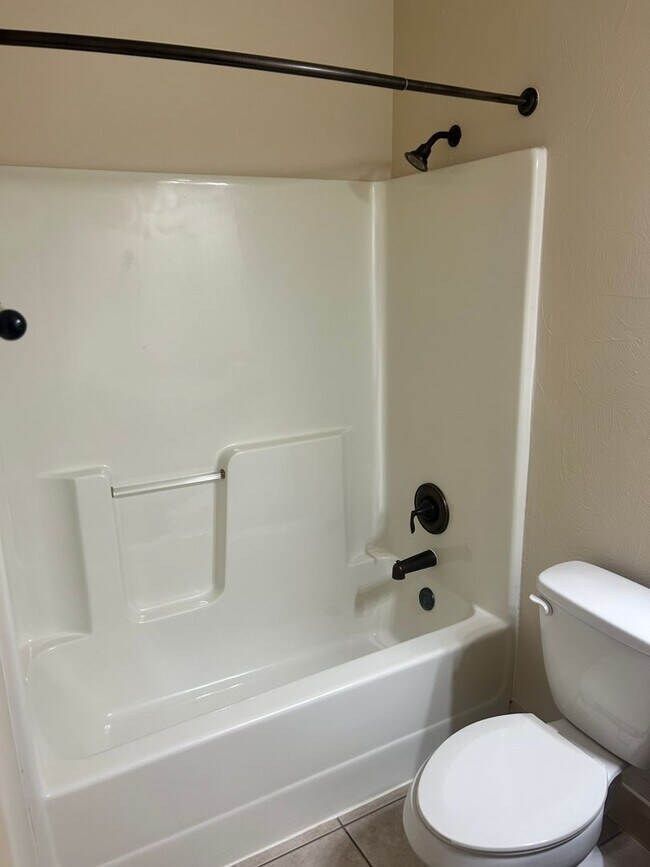 Building Photo - La Verkin Charm!