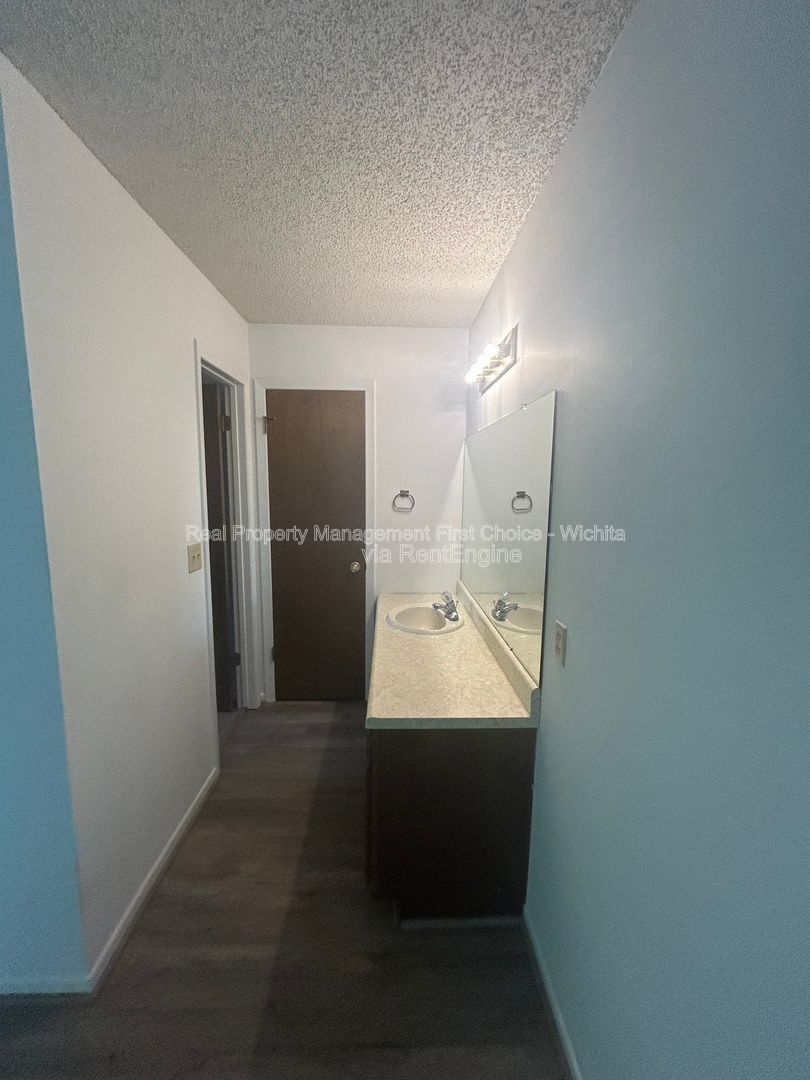 Building Photo - 2405 S Capri St