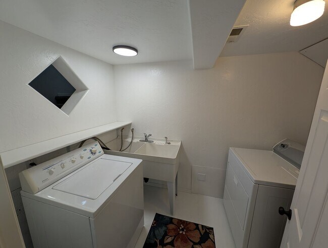 Building Photo - Easy Commute with Stunning Views!