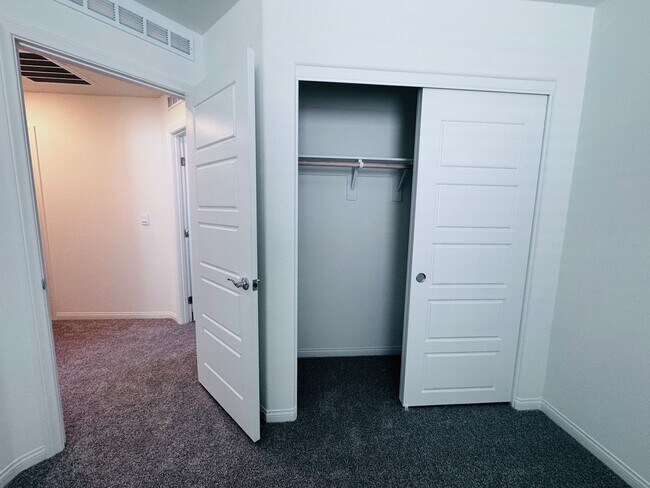 Building Photo - 1083 Saffron Toucan Ln