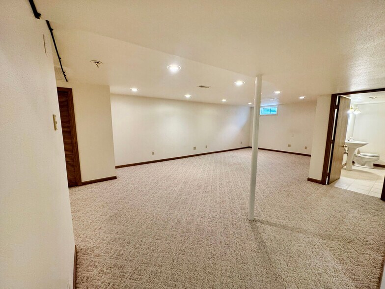 Massive Rec Room - 5807 Black Walnut Dr
