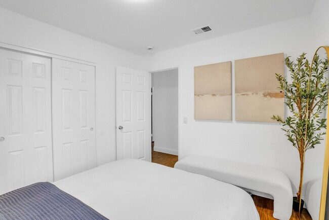 Building Photo - 5805 Silver Creek Valley Pl