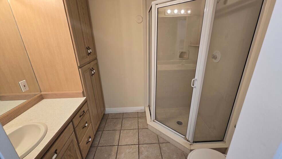 Building Photo - 1117 E 200 S