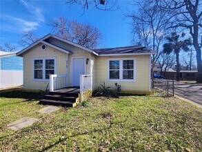 Building Photo - 3 Bed 2 Bath in Hyde Park with Huge Yard