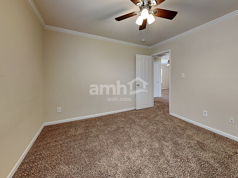 Building Photo - 2528 Ingleside Dr
