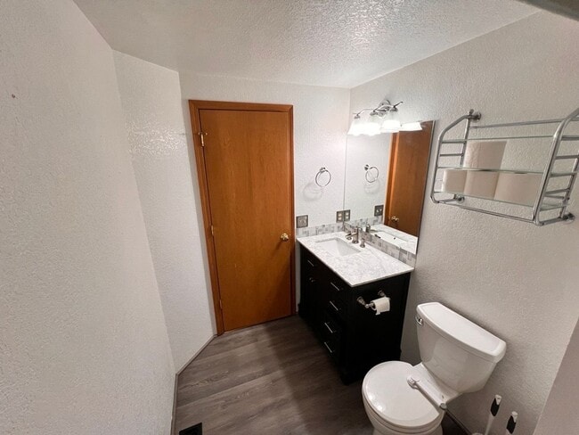 Building Photo - 3Bed 2Bath Single Level Avail. April 7th Move-In