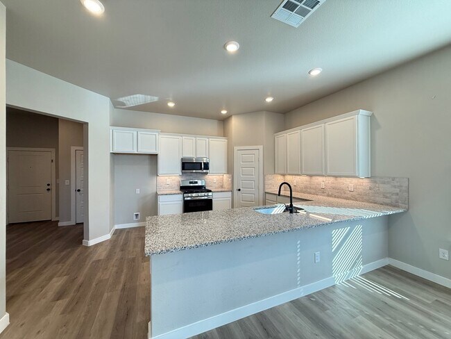 Building Photo - 6101 Poppy Dr