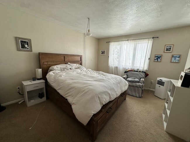 Building Photo - Exquisite 2 Bedroom 2 Bath Excellent Locat...