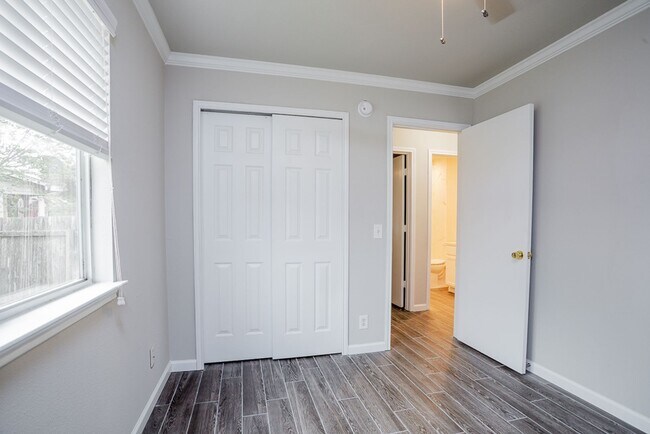 Building Photo - Charming 3/BR 2/BA One-Story Home with Gar...