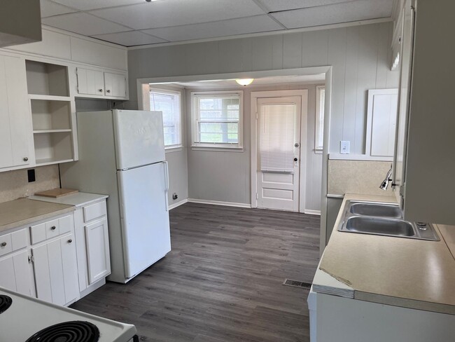 Building Photo - Cute 3 bedroom, 1 bath in Madison