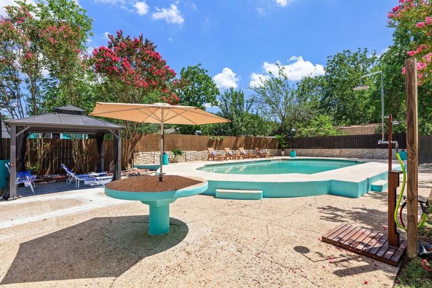 Building Photo - 908 Green Meadow Dr