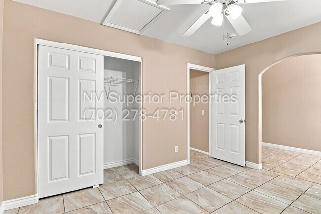 Building Photo - SE!! Stallion Mountain!! Gated!!! Single Story Home!! No Carpets!!! Covered patio!! Water Conditi...