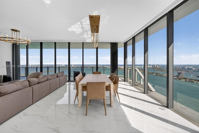 Building Photo - 700 NE 24th St