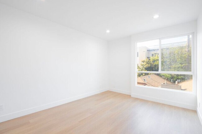 Building Photo - 1616 N Serrano Ave