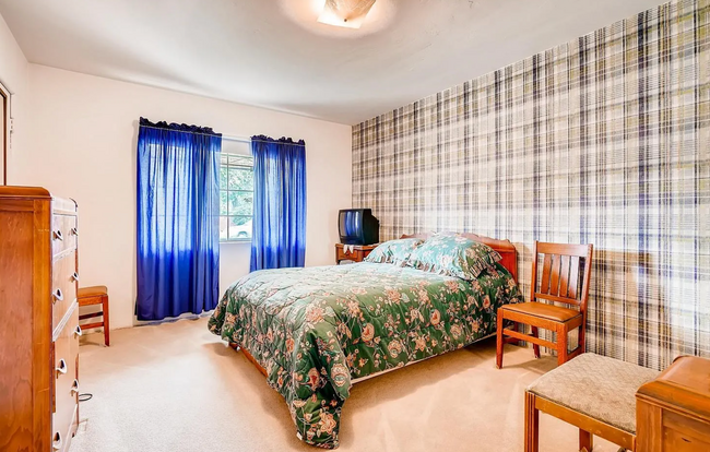Building Photo - 3 bedroom / 2 bathroom house with large ba...