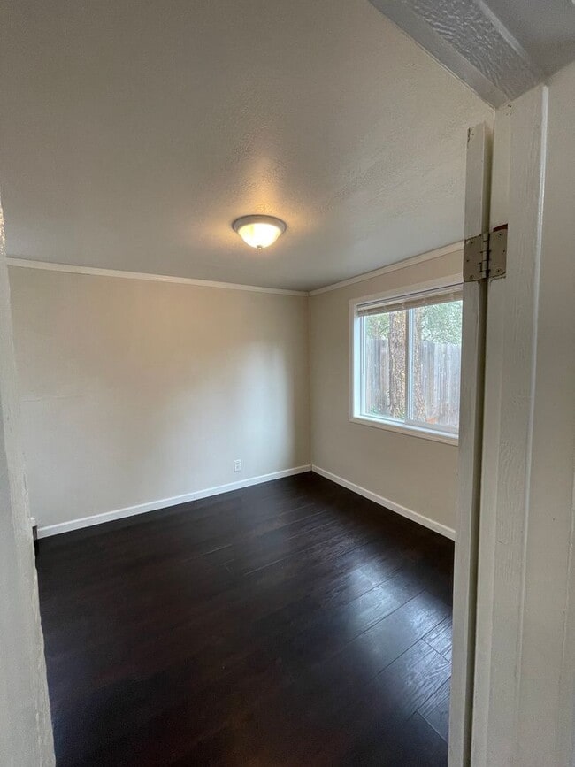 Building Photo - 2bdrm, 2 bath, located just minutes from d...