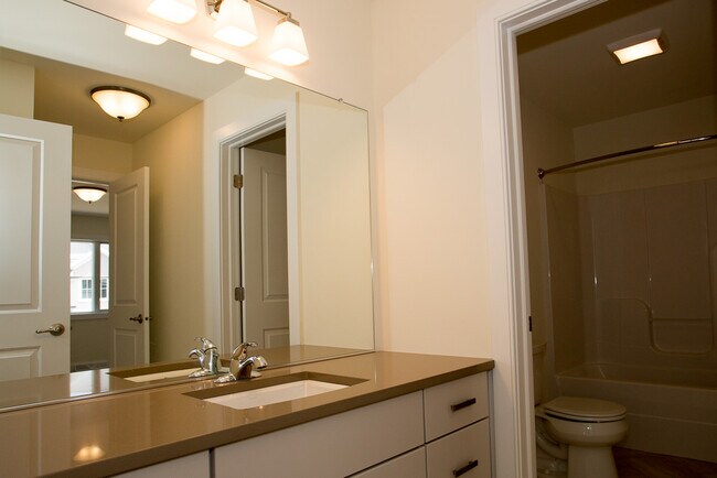 jack-jill bath - 5 Mulberry Dr