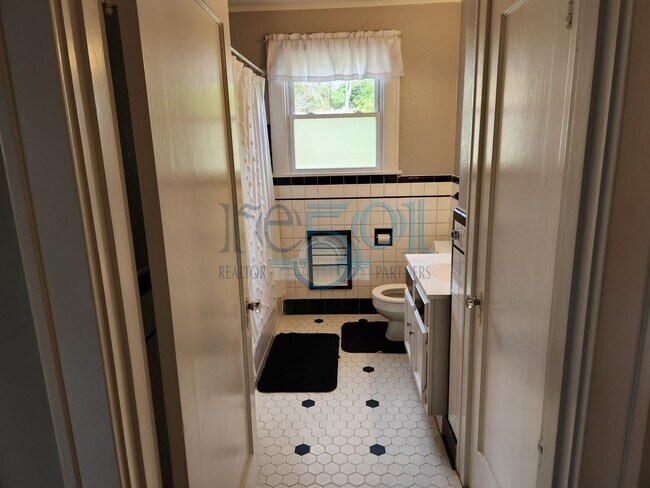 Building Photo - *Coming Soon* Great Hillcrest Find!  2Bedrooms & 1 Bathroom Pefect for UAMS Student(s)