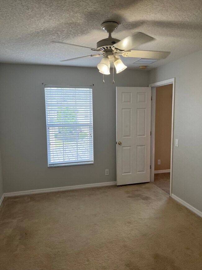 bedroom 1 - 1018 Bella Vista Dr NE