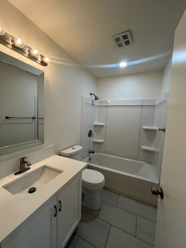 Building Photo - Brand new remodel unit! Must see