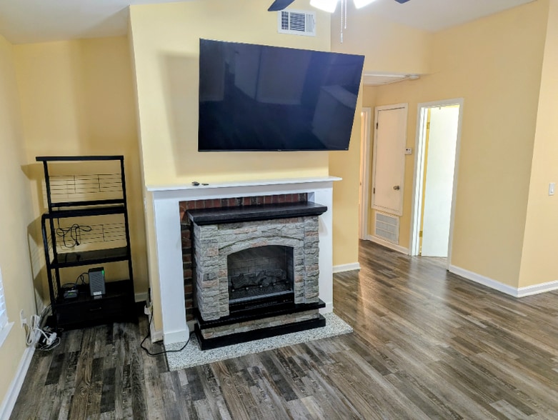 Building Photo - 858 Mann Rd