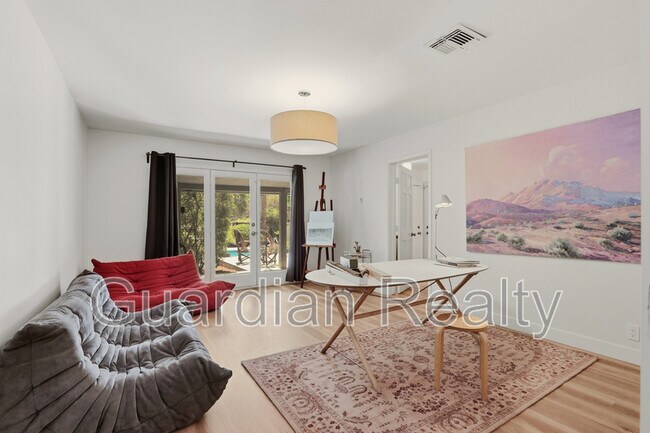 Building Photo - 3007 La Mesa Dr