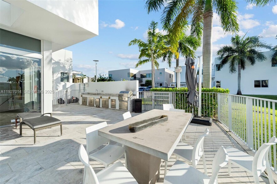 Building Photo - 7455 NW 103rd Pl