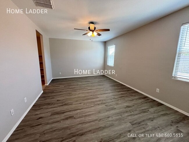 Building Photo - 10453 E Cliffrose Ln