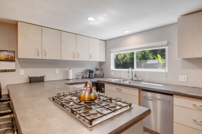 Building Photo - Rare Home on Creek Front Property!